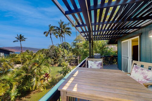 Remodeled cottage with AC, ocean views, yard & lanai - near beach, golf & dining