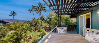 Remodeled cottage with AC, ocean views, yard & lanai - near beach, golf & dining
