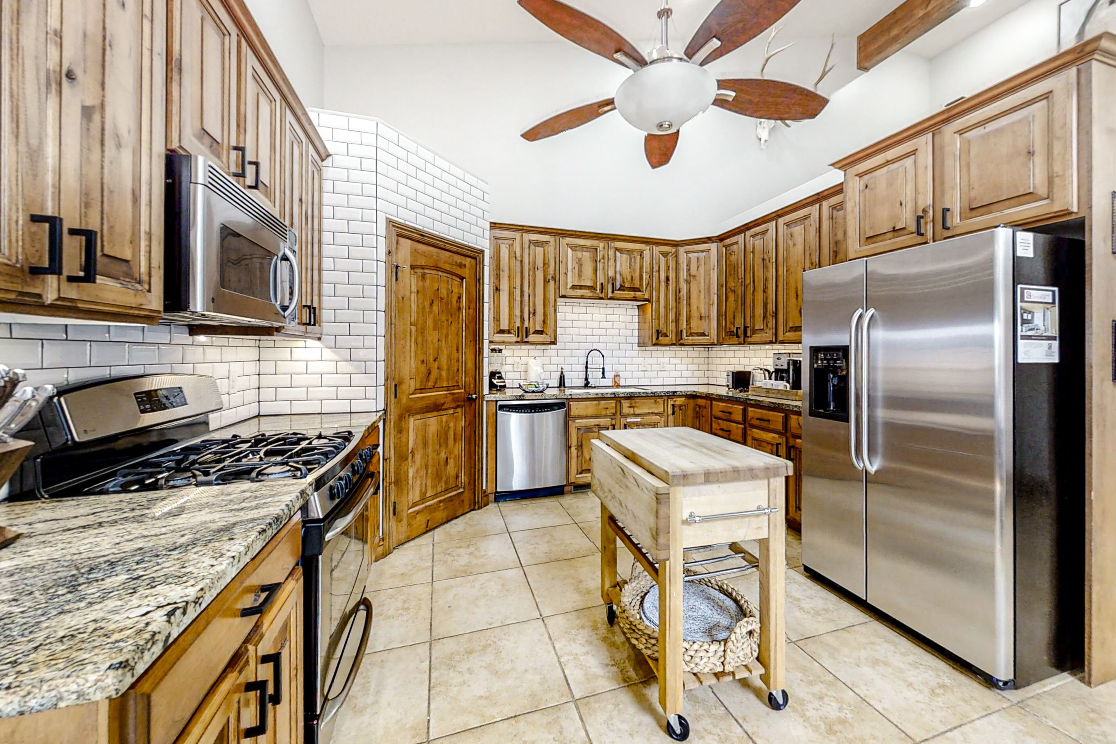 Upscale townhome with private hot tub, fireplace, 3 living spaces, & garage