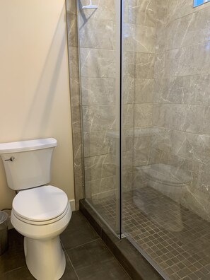 Douche, sèche-cheveux, serviettes fournies, savon