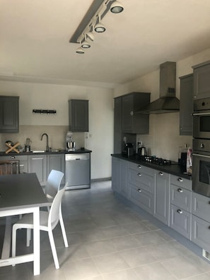 Fridge, microwave, oven, stovetop - Villa with large enclosed garden 150m from the beach. (Fouesnant)