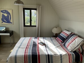 4 bedrooms, desk, iron/ironing board, free WiFi
