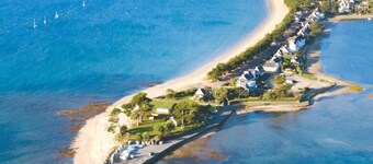 Villa with large enclosed garden 150m from the beach.