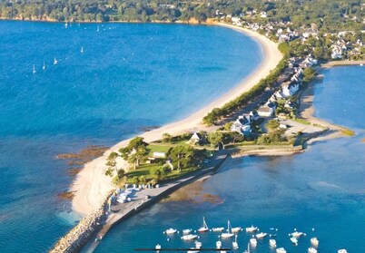 Villa with large enclosed garden 150m from the beach.