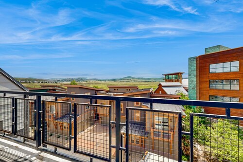 Mountain Getaway | Private Rooftop Spa | Walk to Dining, Shops & Rec Center
