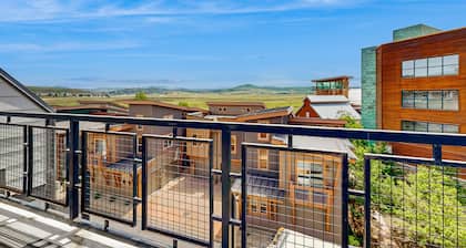 Mountain Getaway | Private Rooftop Spa | Walk to Dining, Shops & Rec Center