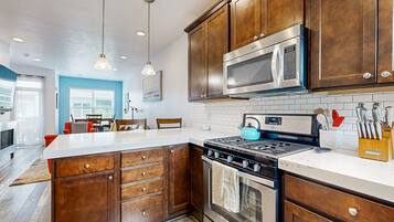 Geladeira, micro-ondas, fogão, cooktop