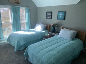 3 bedrooms, desk, iron/ironing board, WiFi - House minutes from wineries, Spire, Lake Erie, GOTL (Geneva)