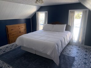 3 bedrooms, desk, iron/ironing board, WiFi - House minutes from wineries, Spire, Lake Erie, GOTL (Geneva)