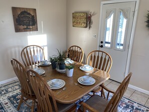 Dining - House minutes from wineries, Spire, Lake Erie, GOTL (Geneva)