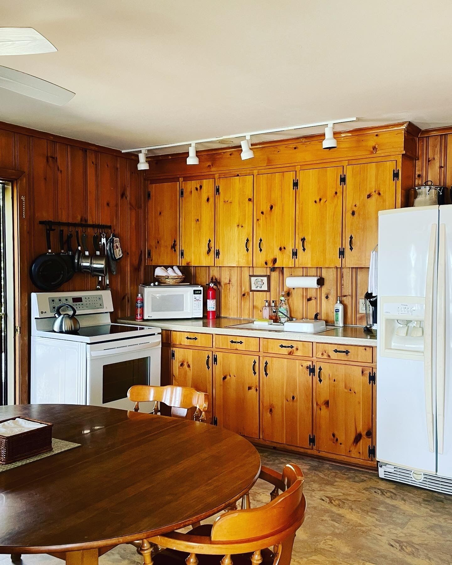 High Rock Lake Get-A-Way. Waterfront & private pier!