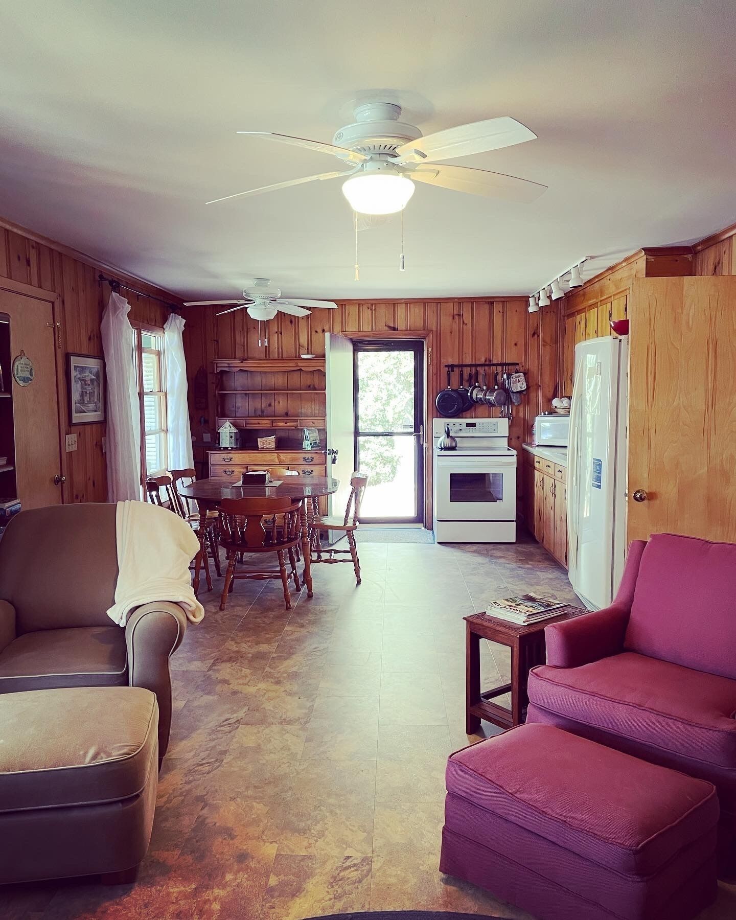 High Rock Lake Get-A-Way. Waterfront & private pier!