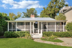 Exterior - Quaint 1940's Happy Beach Cottage sleeps 8 (Saint Simons Island)