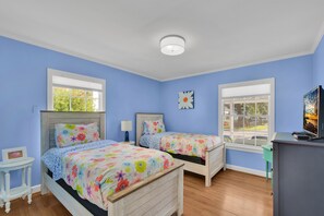3 bedrooms, desk, free WiFi, bed sheets