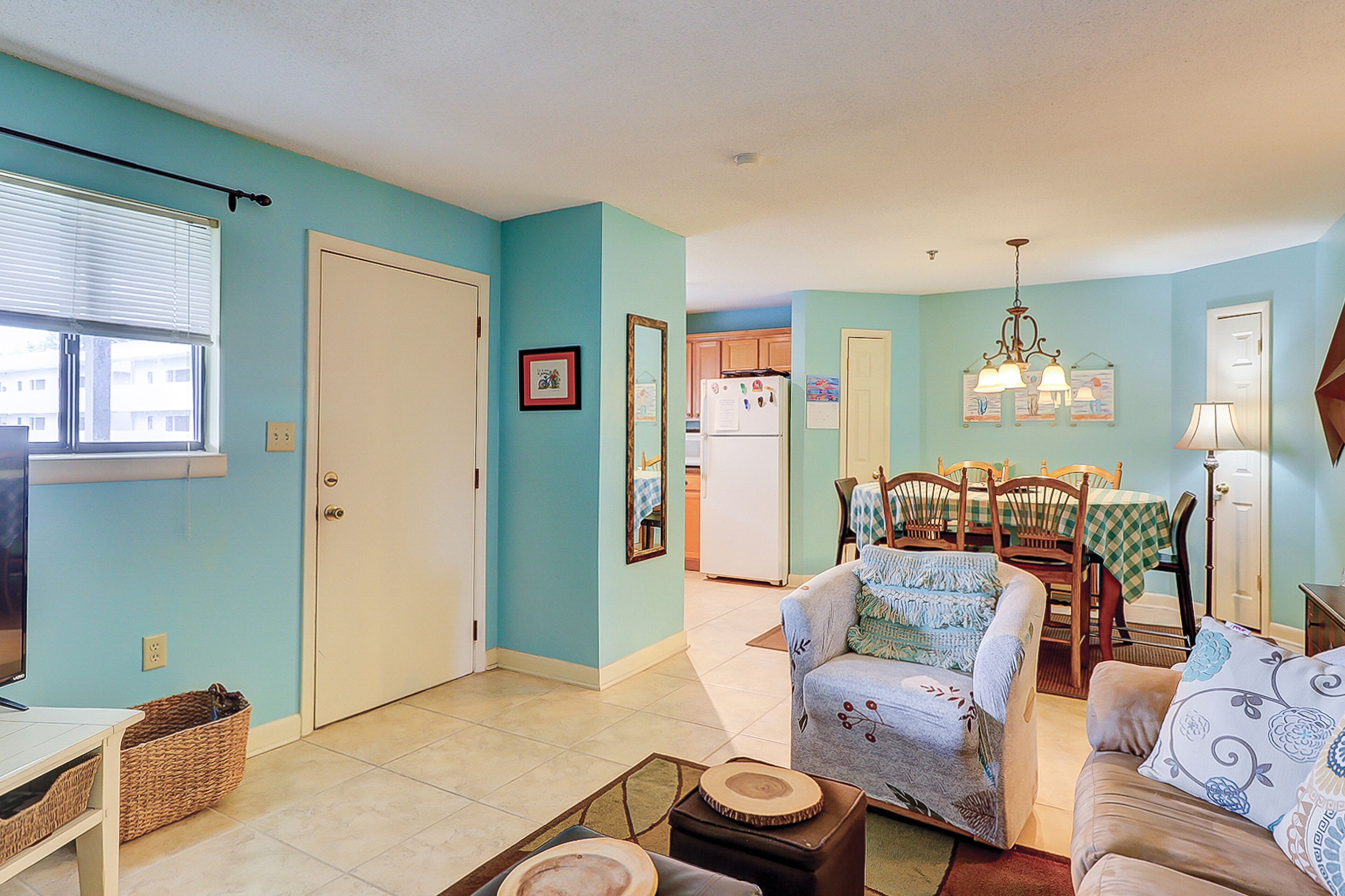 Resort condo with WiFi, pools, hot tub, sauna, gym, & beach access