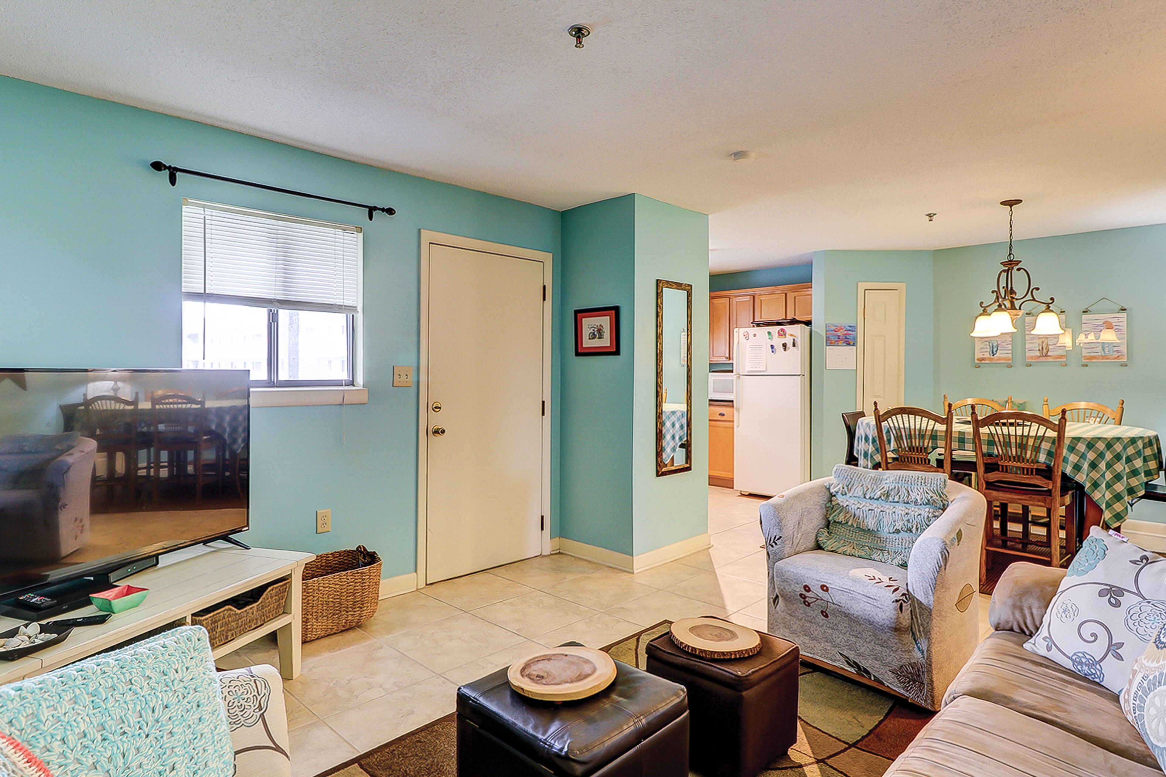 Resort condo with WiFi, pools, hot tub, sauna, gym, & beach access