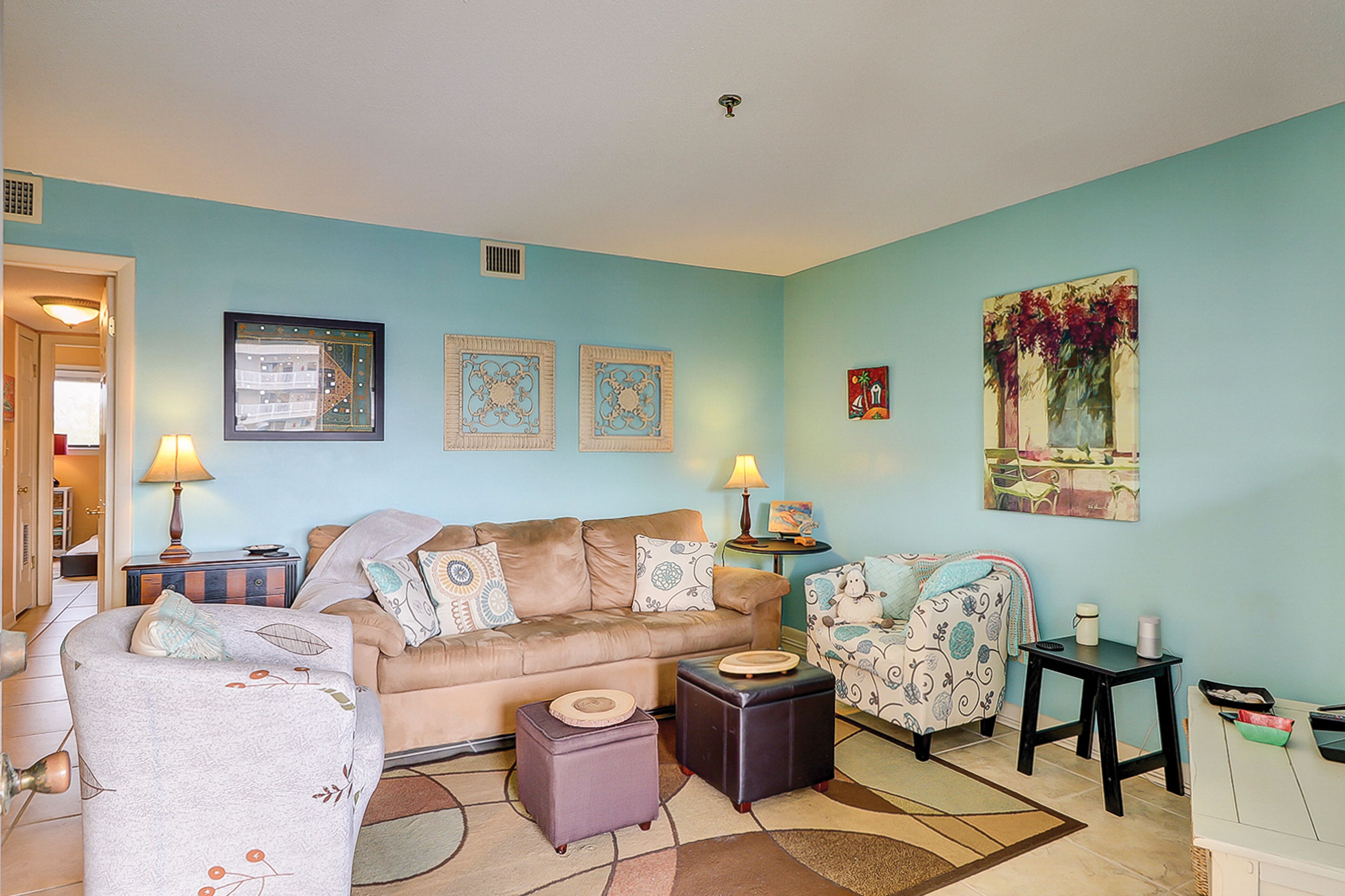 Resort condo with WiFi, pools, hot tub, sauna, gym, & beach access