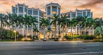Gulf-front condo with a pool, a hot tub, central AC, & on-site restaurants