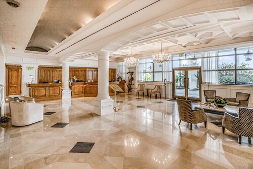 Gulf-front condo with a pool, a hot tub, central AC, & on-site restaurants