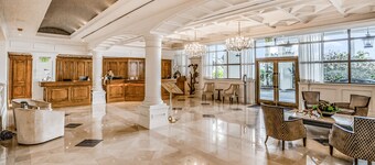 Gulf-front condo with a pool, a hot tub, central AC, & on-site restaurants
