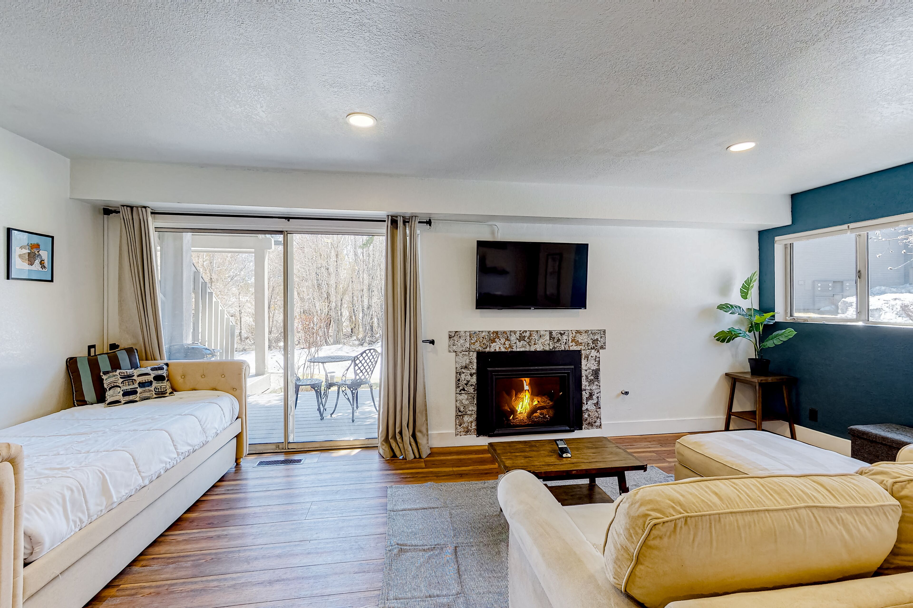 Mountain resort condo with WiFi, fireplace, grill, on-site pools, tennis, & golf