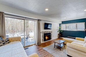 Televisión y chimenea 