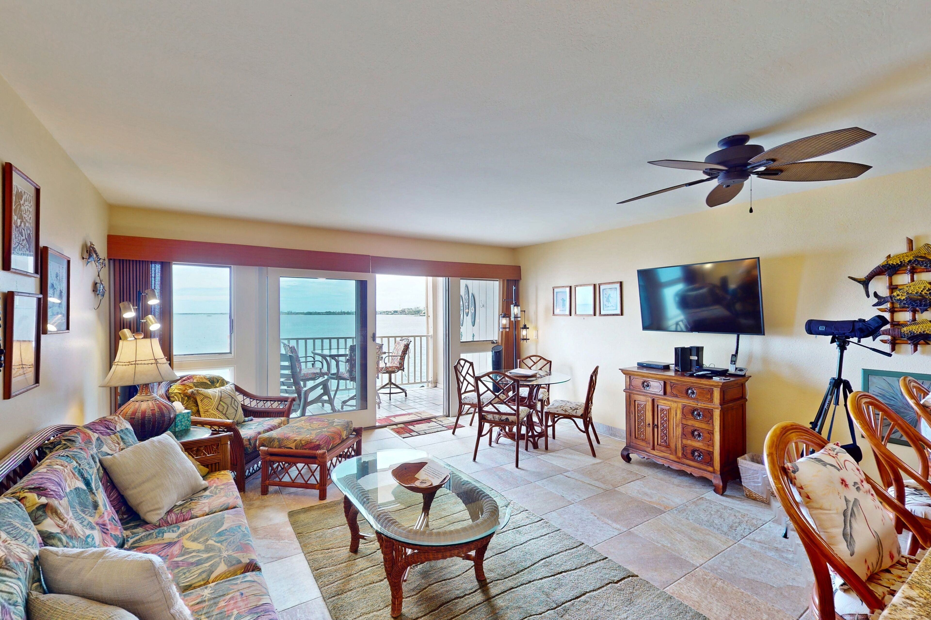 Remodeled oceanfront escape with ocean-view pool/hot tub - close to restaurants