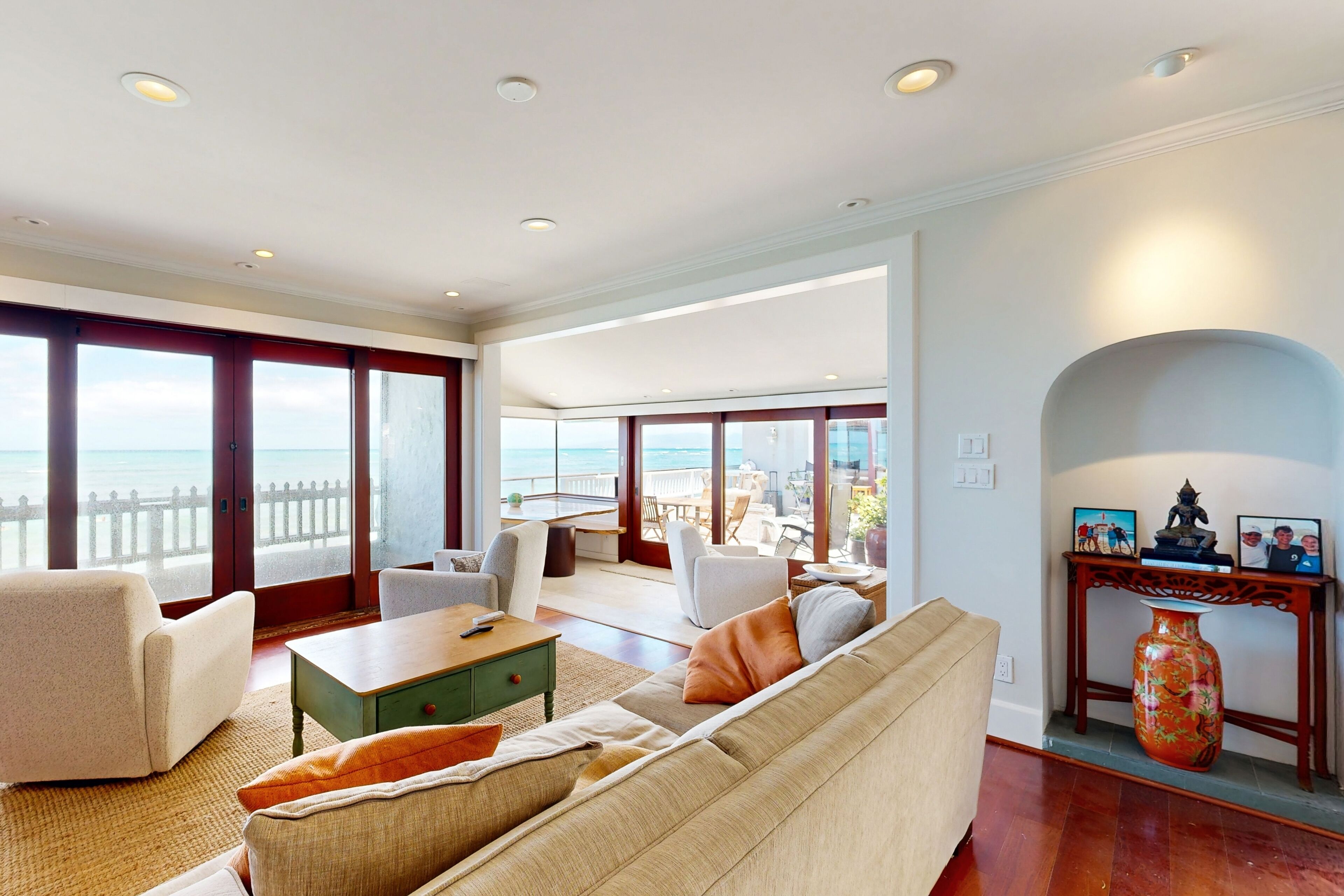 Posh, beachfront gingerbread home with 3 lanais- walk to parks, dining, tennis