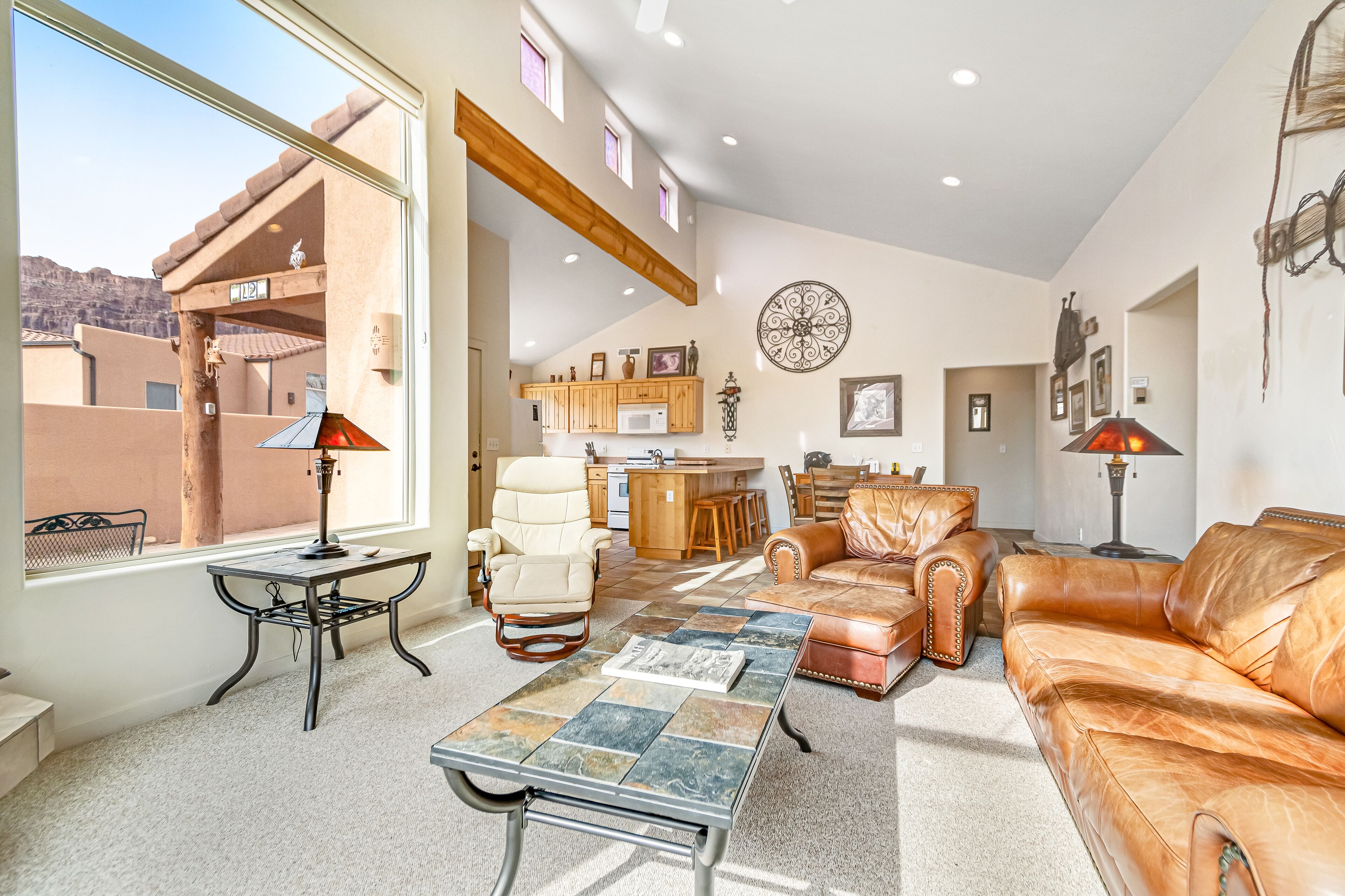 Fantastic retreat near national parks & town with shared pool/hot tub & tennis