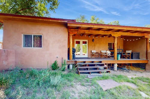 Renovated Modern Adobe Home | Outdoor Oasis & Steam Showers | Walk to Taos Plaza
