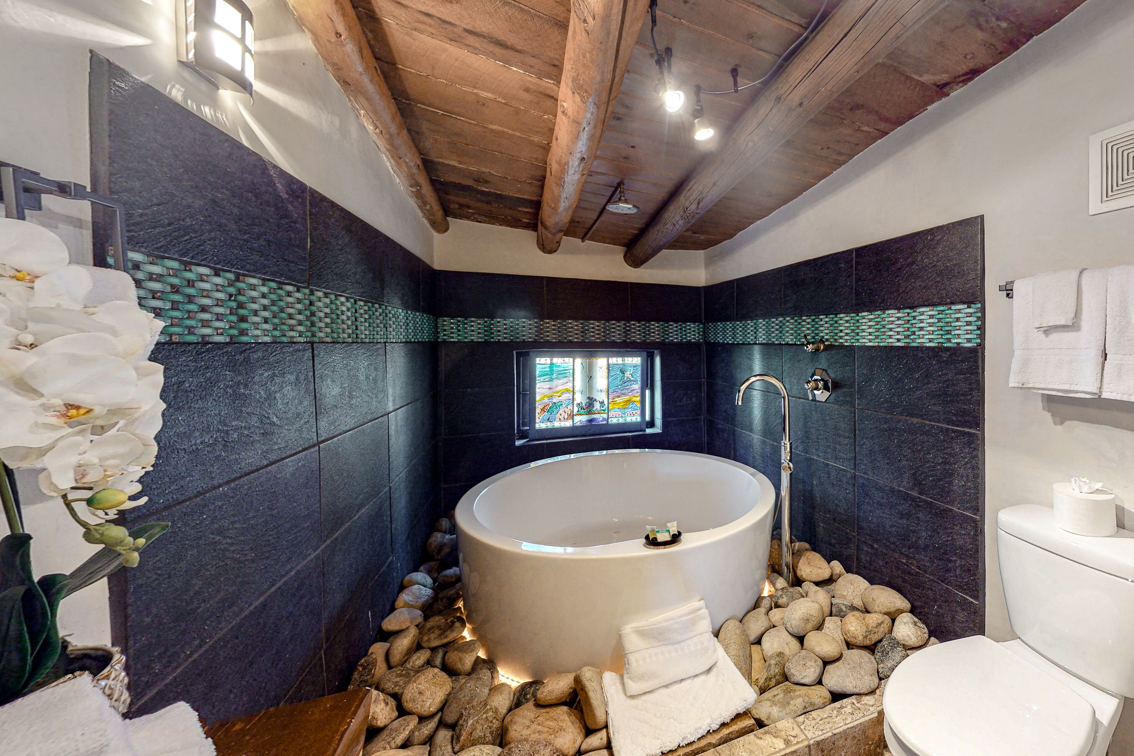 Gorgeous Suite - Full Kitchen, Jetted Tub, Fireplaces - Walk to Dining, Dogs OK