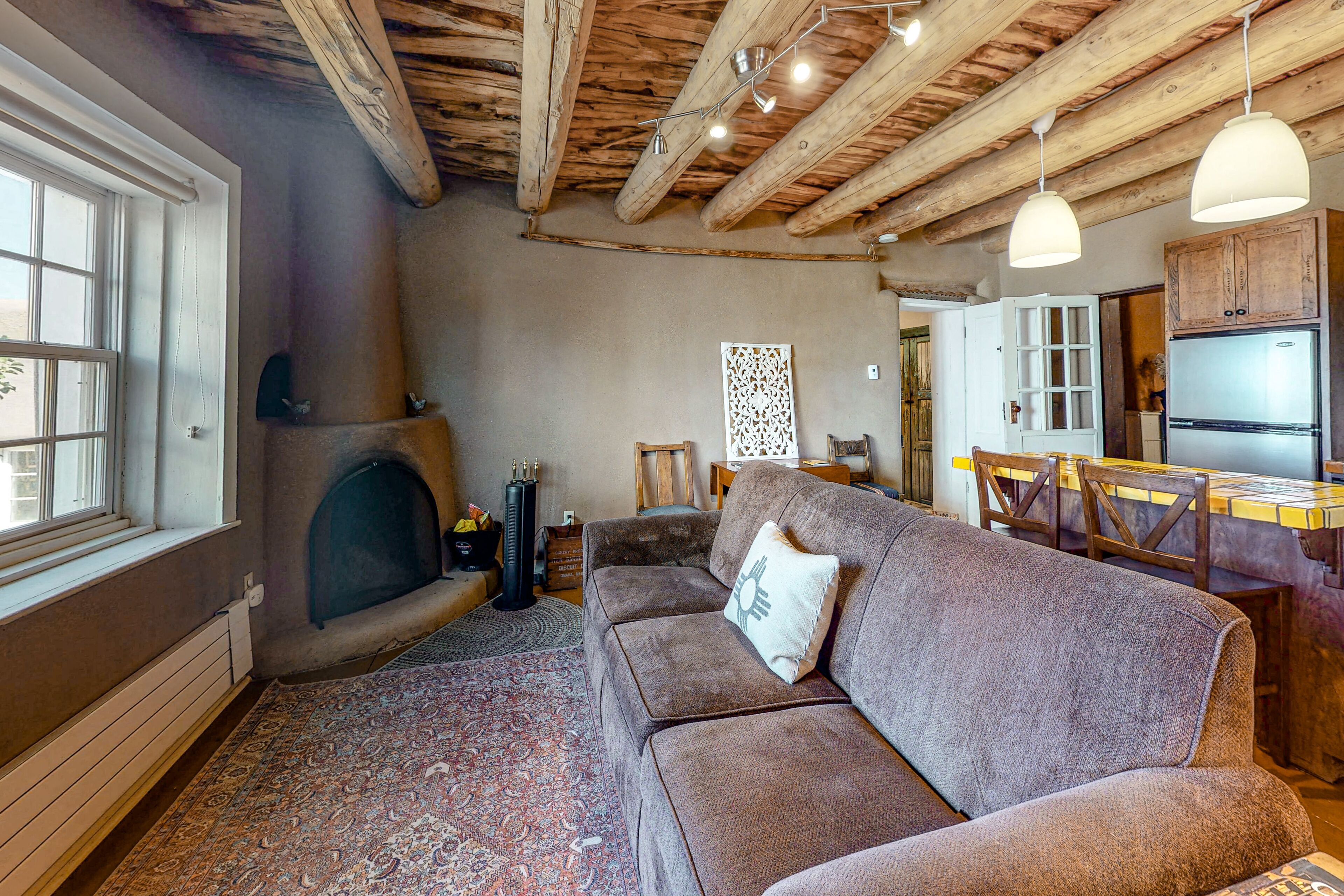 Gorgeous Suite - Full Kitchen, Jetted Tub, Fireplaces - Walk to Dining, Dogs OK