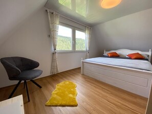 2 habitaciones, tabla de planchar con plancha, cuna de viaje y wifi