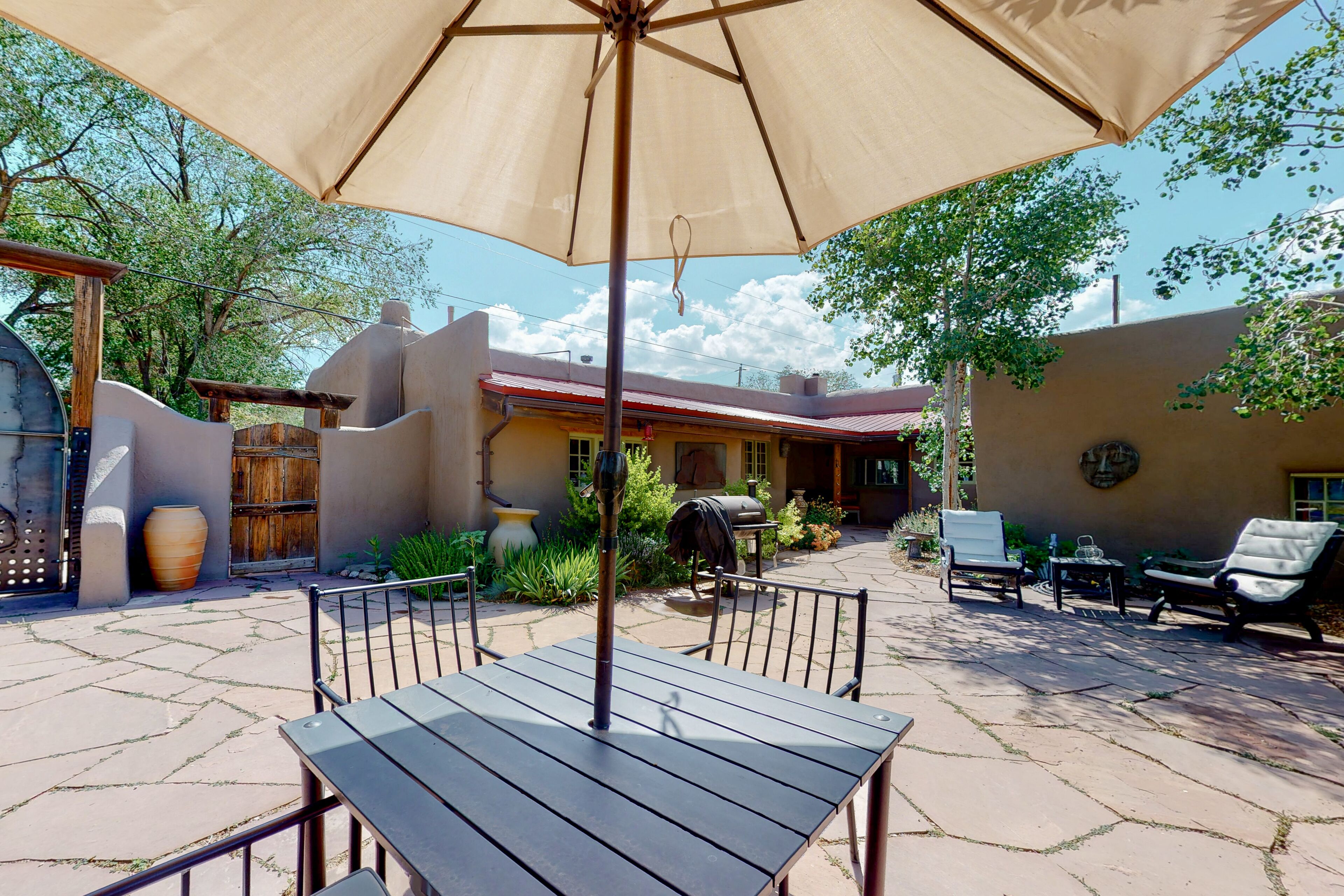 Luxe Casita - Fireplace, Full Kitchen & Steam Shower - Walk to Eateries, Dogs OK