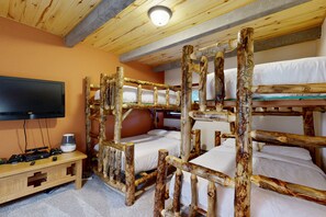 2 bedrooms, internet, bed sheets - Luxe Slopeside Condo: Balcony, Fireplace & Covered Parking (Taos Ski Valley)
