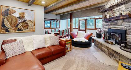 Luxe Slopeside Condo: Balcony, Fireplace & Covered Parking