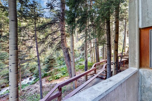 Designer Forest-View Condo with Balcony, Wood Stove & Sunroom - Near Slopes