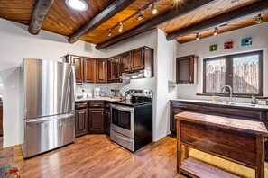 Fridge, microwave, oven, stovetop - Southwestern home with cozy fireplaces, grill & washer/dryer - near Taos Plaza (Taos)