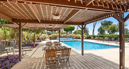Beautiful home w/ocean & fairway views from lanai, shared pool/hot tub, & tennis