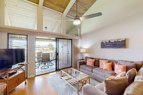 Beautiful home w/ocean & fairway views from lanai, shared pool/hot tub, & tennis