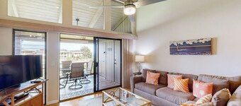 Beautiful home w/ocean & fairway views from lanai, shared pool/hot tub, & tennis