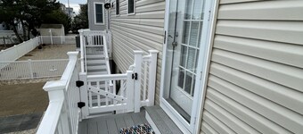 3 BDRM/2.5 Bath 8 Houses to Beach; Comfortable, No Crossing BLVD to get to Beach