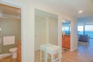 Chuveiro, secador de cabelo, toalhas de banho 