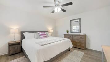 2 quartos, escrivaninha, ferros/tábuas de passar roupa, berço de viagem