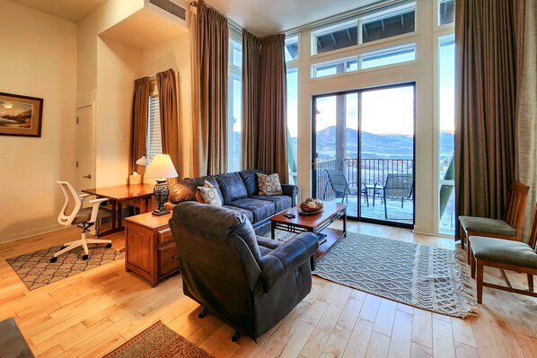 Téléviseur, foyer, table de baby-foot, table de ping-pong