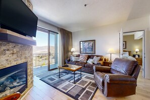 Téléviseur, foyer, table de baby-foot, table de ping-pong