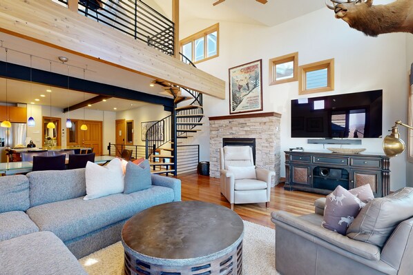 Fernseher, Kamin, DVD-Player