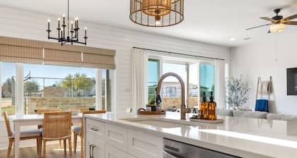 Reina Del Lago - BRAND NEW Lake LBJ, Private Heated Pool, Community Boat Ramp