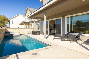 Piscina all'aperto, una piscina riscaldata