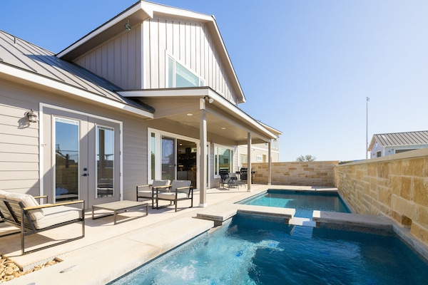 Een buitenzwembad en een verwarmd zwembad